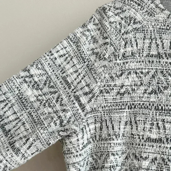 Anthropologie W5 Black and White Fringe Hem 3/4 Sleeve Zippered Aztec Blouse, M - Picture 10 of 16